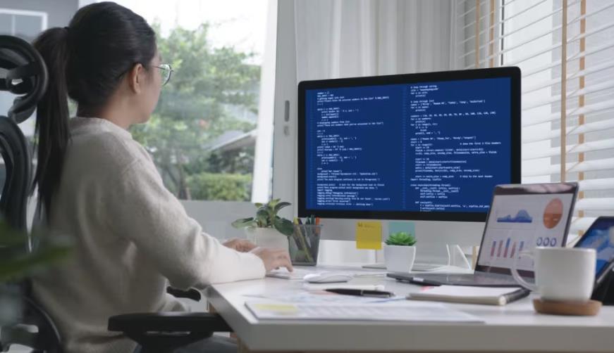 孟连软件开发公司实战建议:网站赋能,为何必须接入支持机器人?